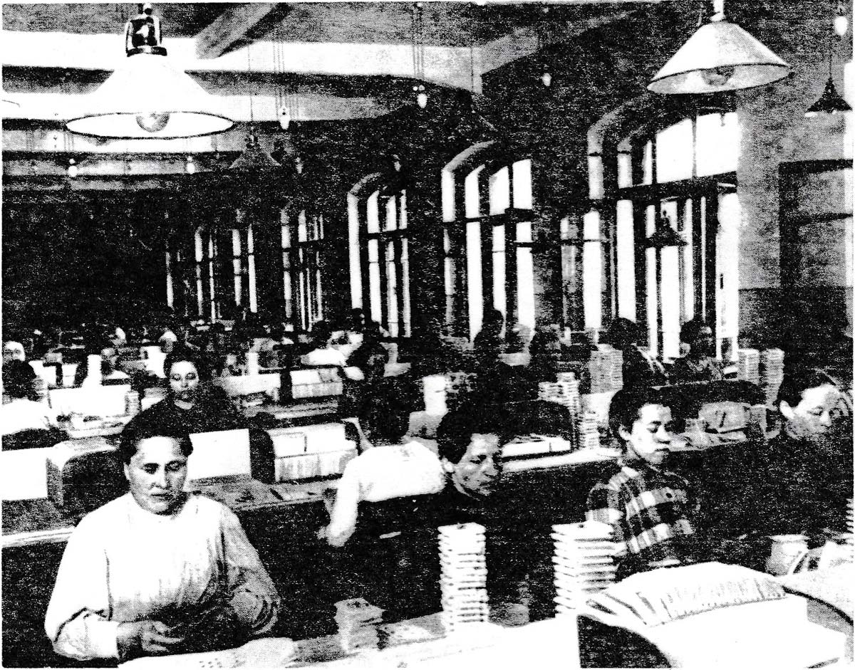 workers in the playing card factory from the early 1920s